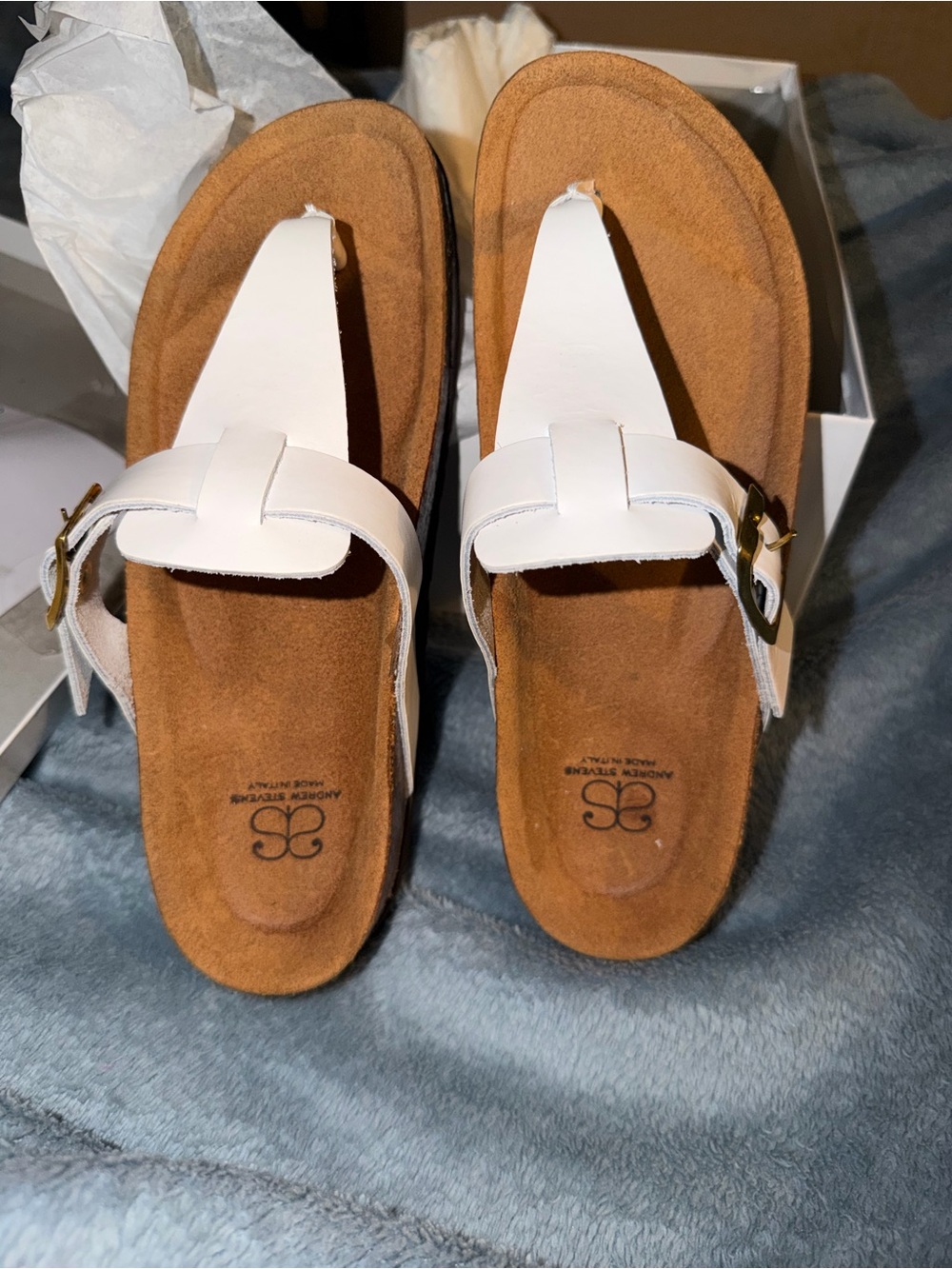 Andrew Stevens White Leather Thong Sandals with Suede Footbed